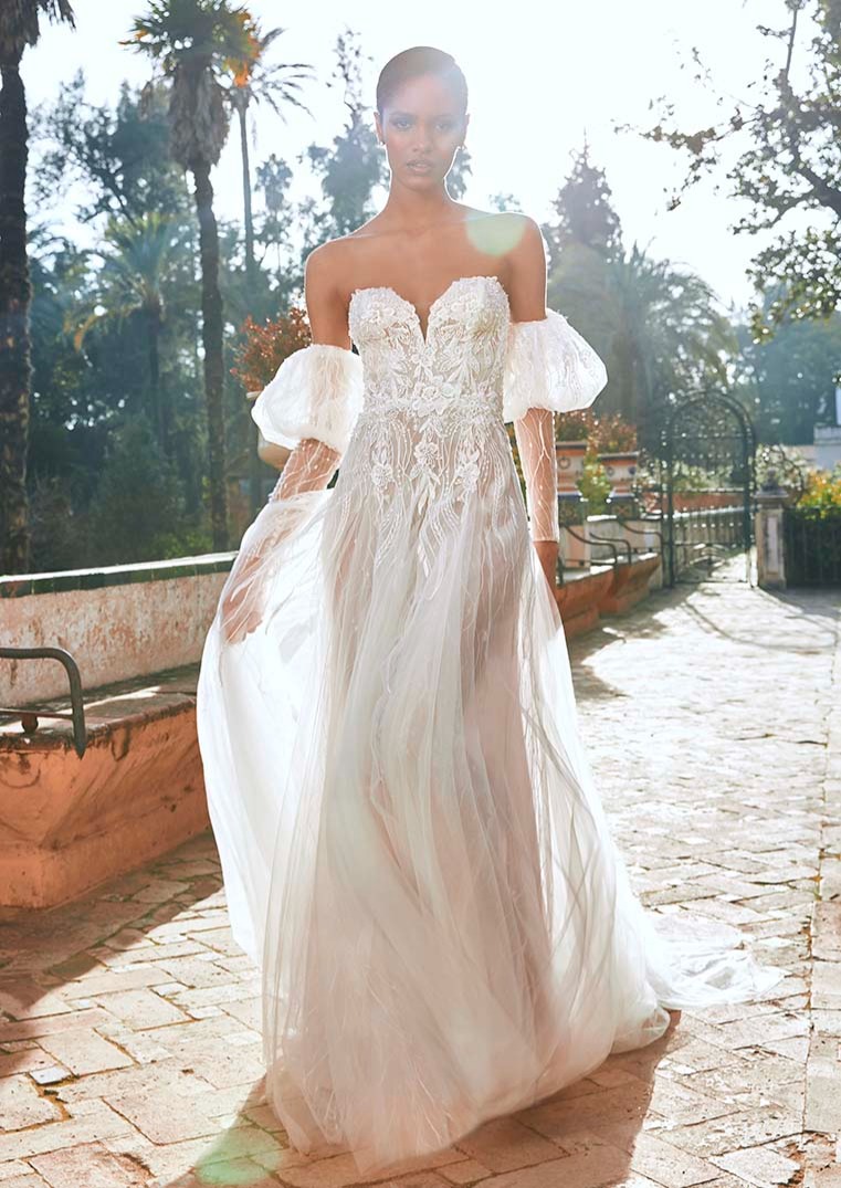 Obrázek ženy se svatebními šaty Mogra od značky Pronovias Barcelona