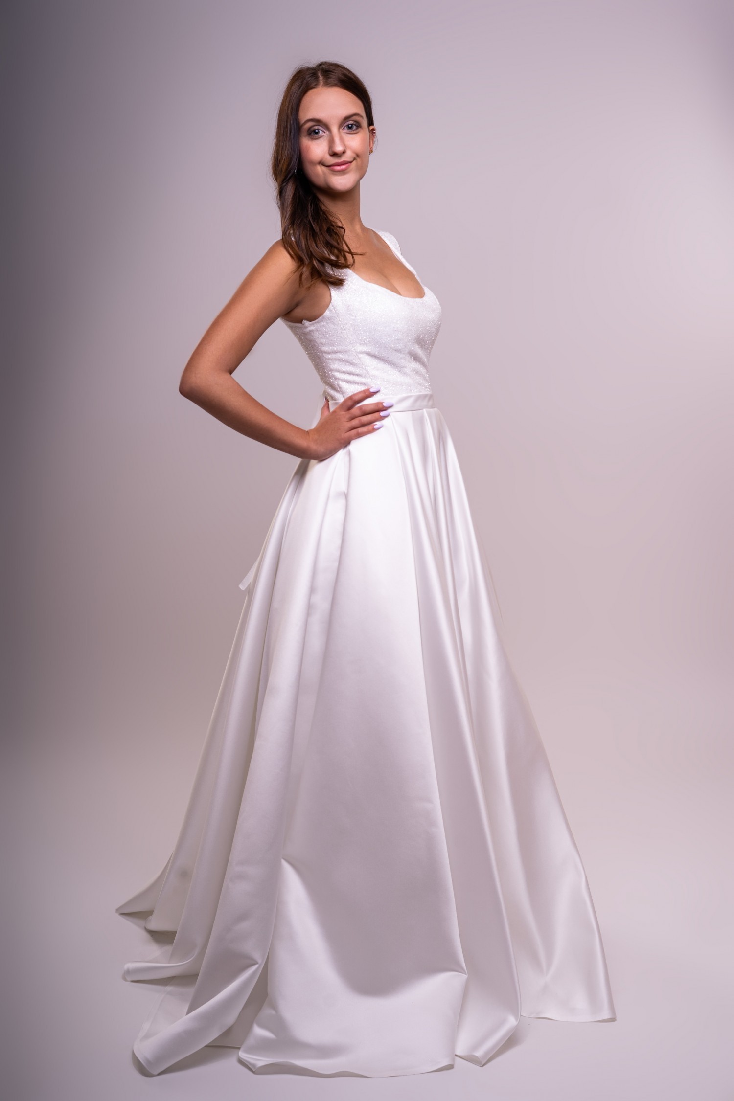 Obrázek ženy s dlouhými bílými společenskými šaty