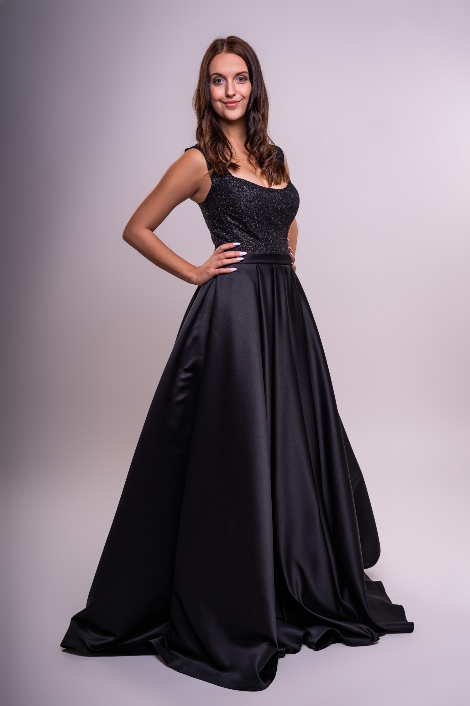Obrázek ženy s dlouhými černými společenskými šaty