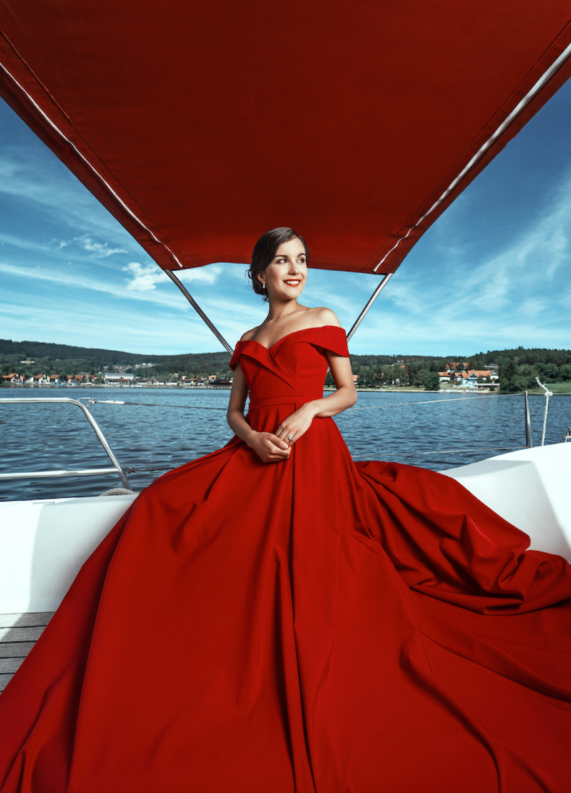 Obrázek ženy s dlouhými červenými společenskými šaty