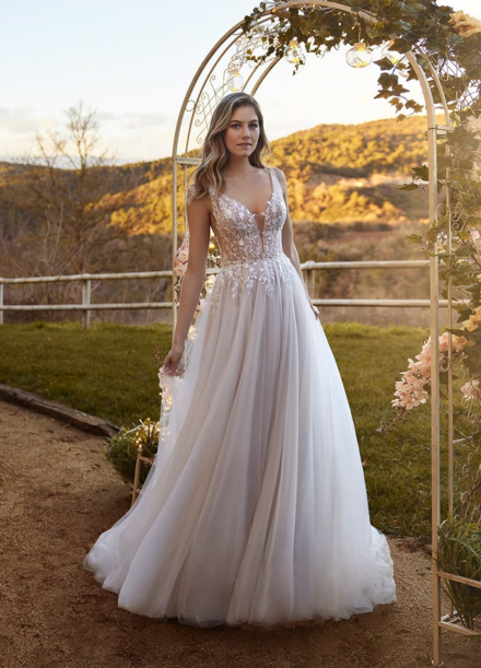 Obrázek ženy se svatebními šaty Miller od značky Pronovias