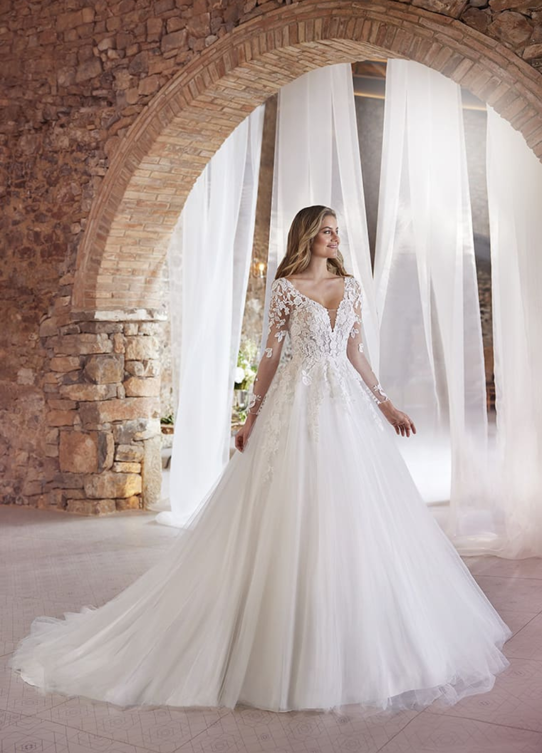 Obrázek ženy se svatebními šaty Miller od značky Pronovias