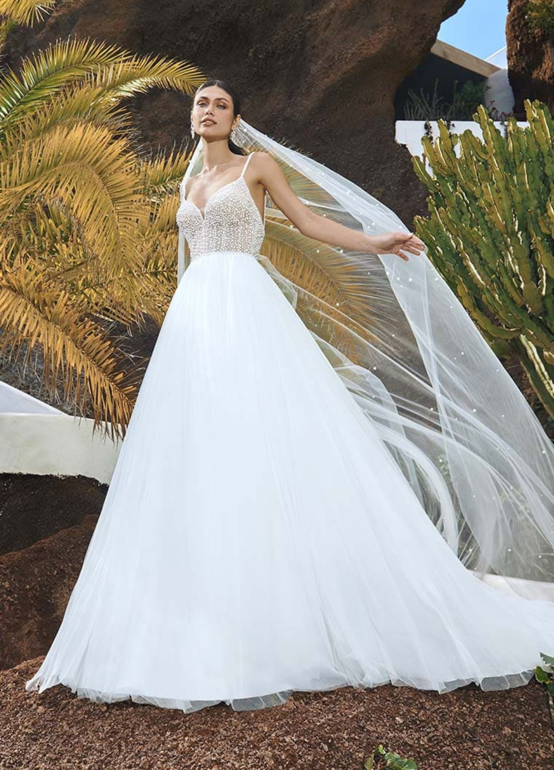 Obrázek ženy se svatebními šaty Miller od značky Pronovias