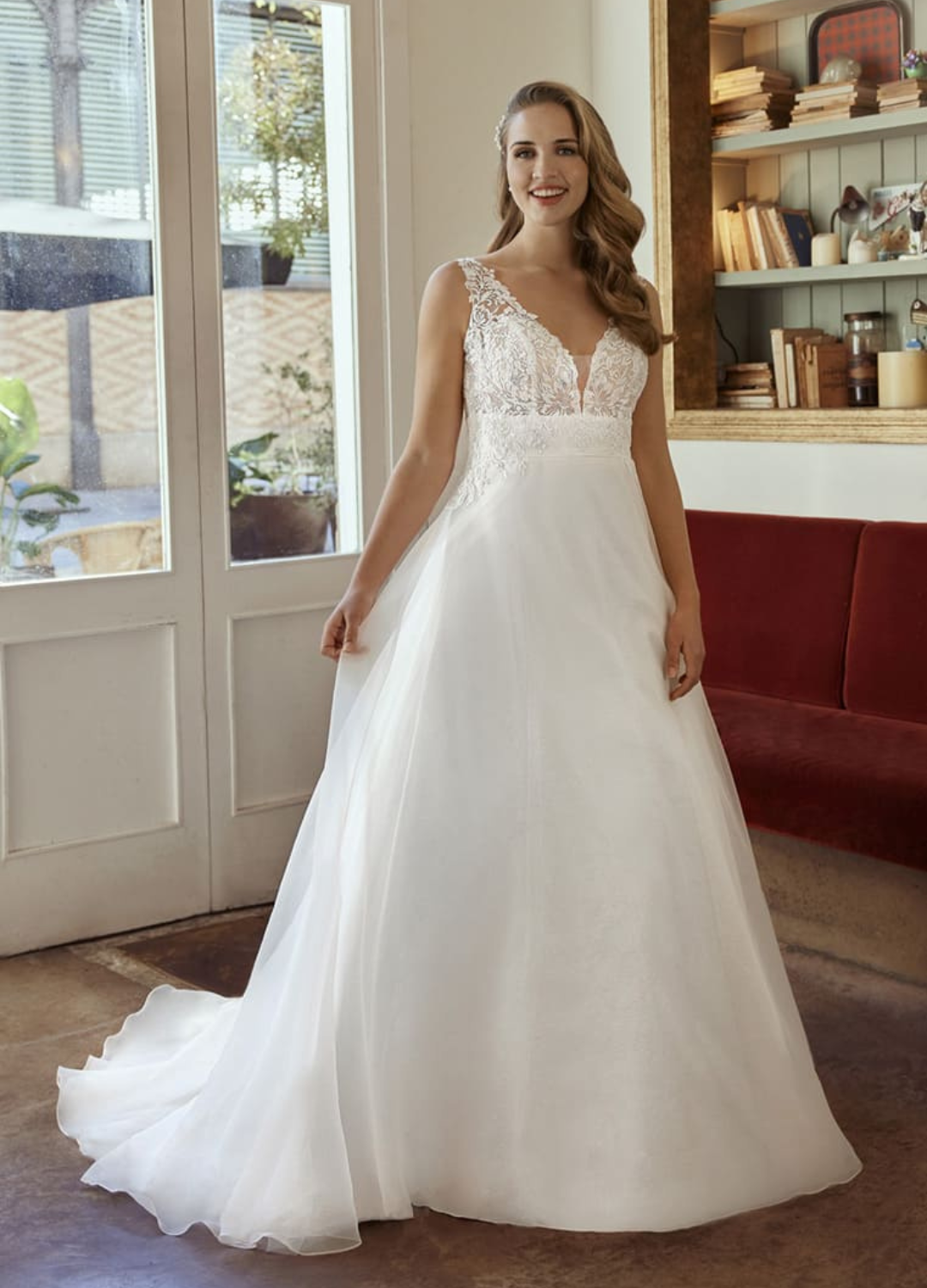 Obrázek ženy se svatebními šaty Miller od značky Pronovias