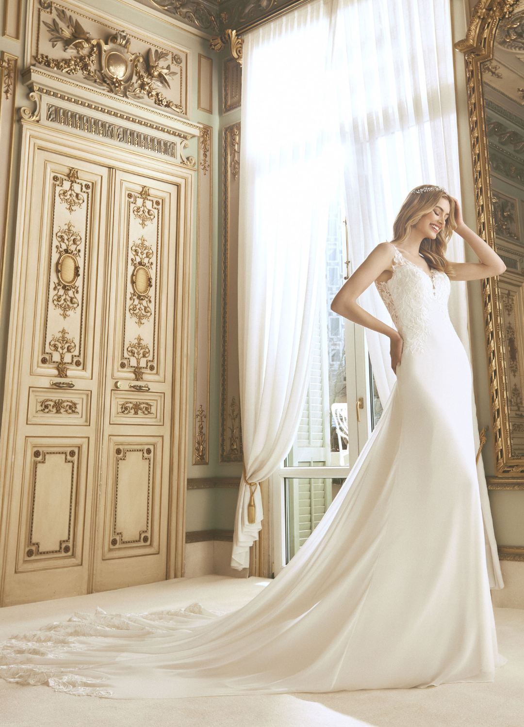 Obrázek ženy se svatebními šaty Miller od značky Pronovias