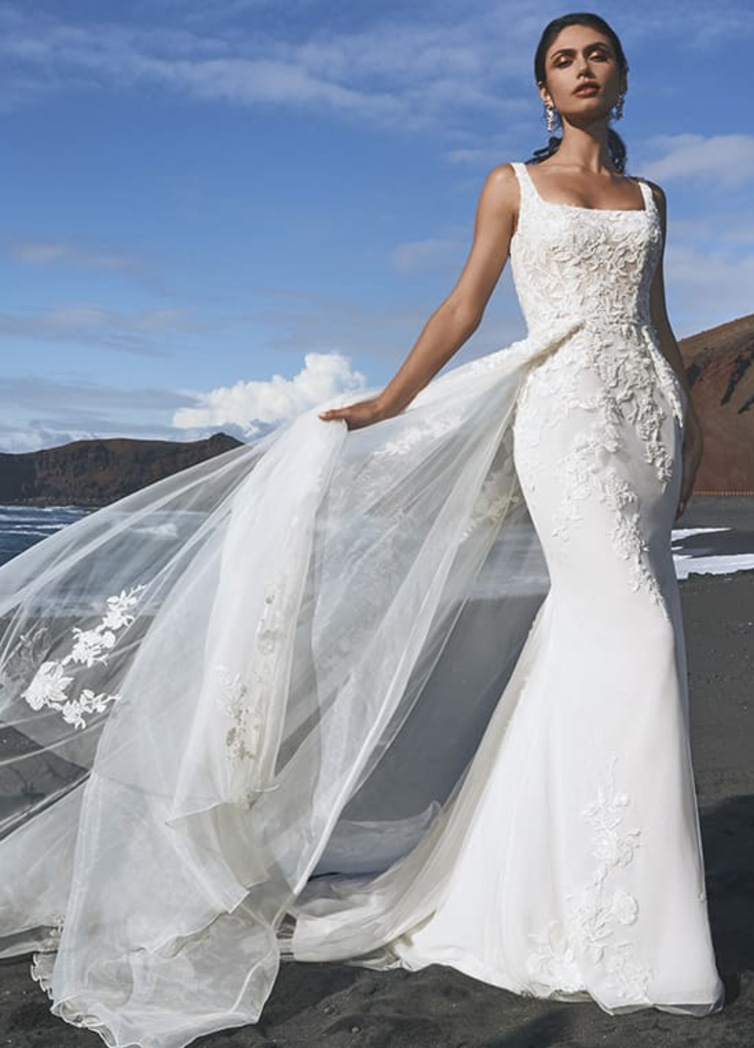 Obrázek ženy se svatebními šaty Miller od značky Pronovias