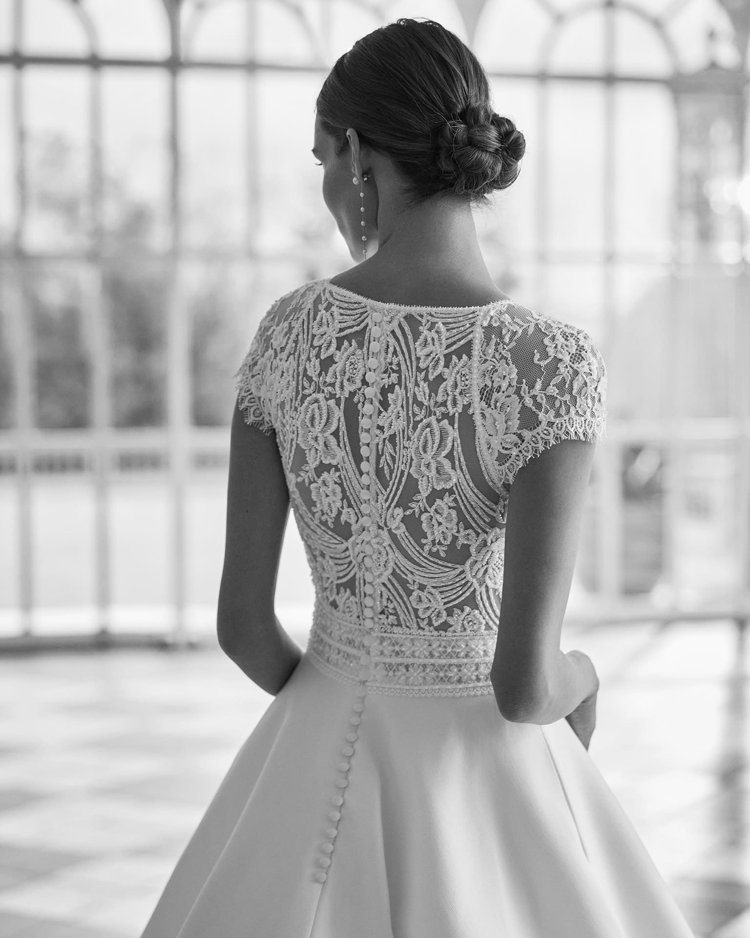 Obrázek ženy se svatebními šaty Arango od zančky Aire Barcelona