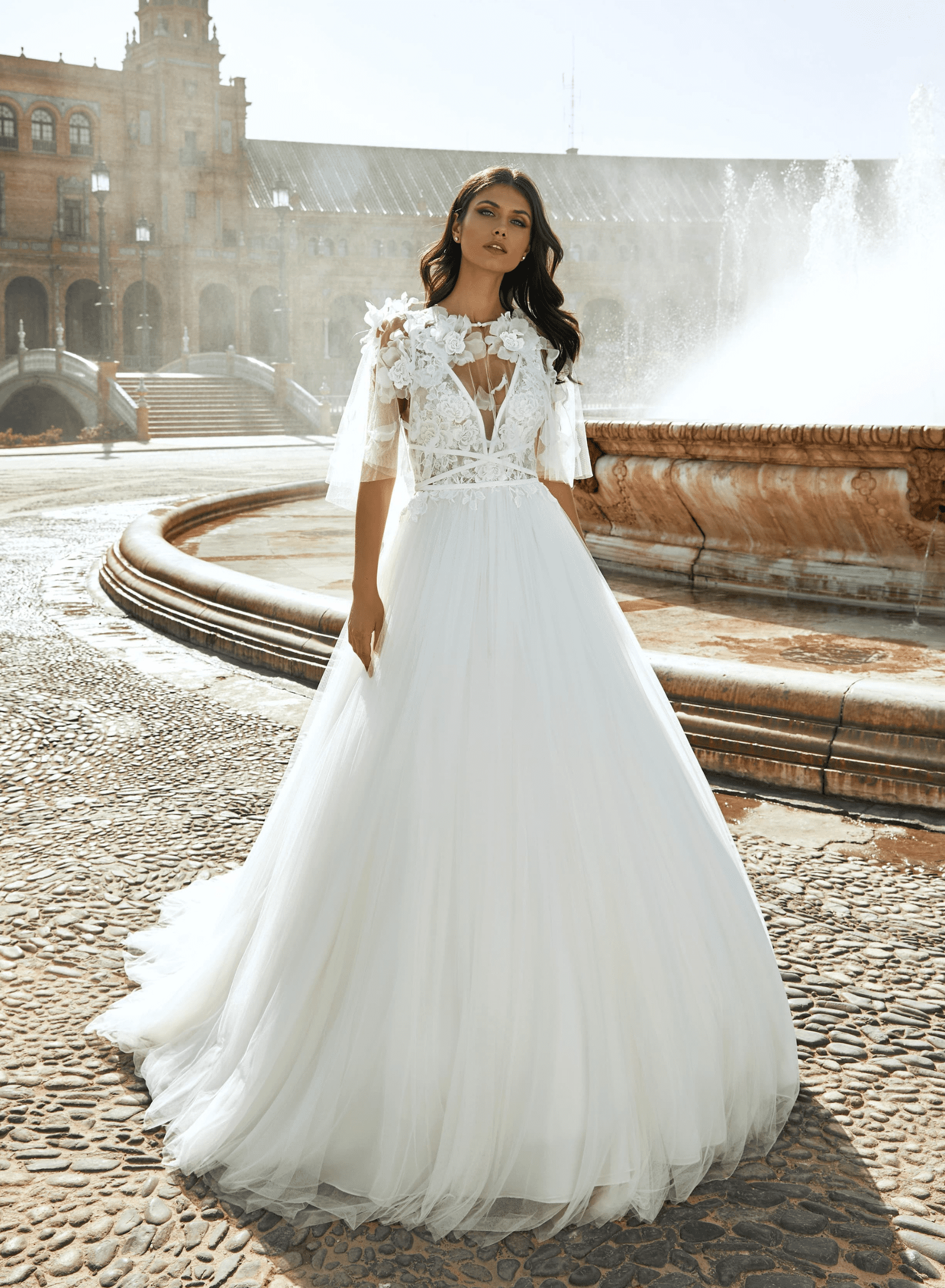 Obrázek ženy se svatebními šaty Hyperion od značky Pronovias