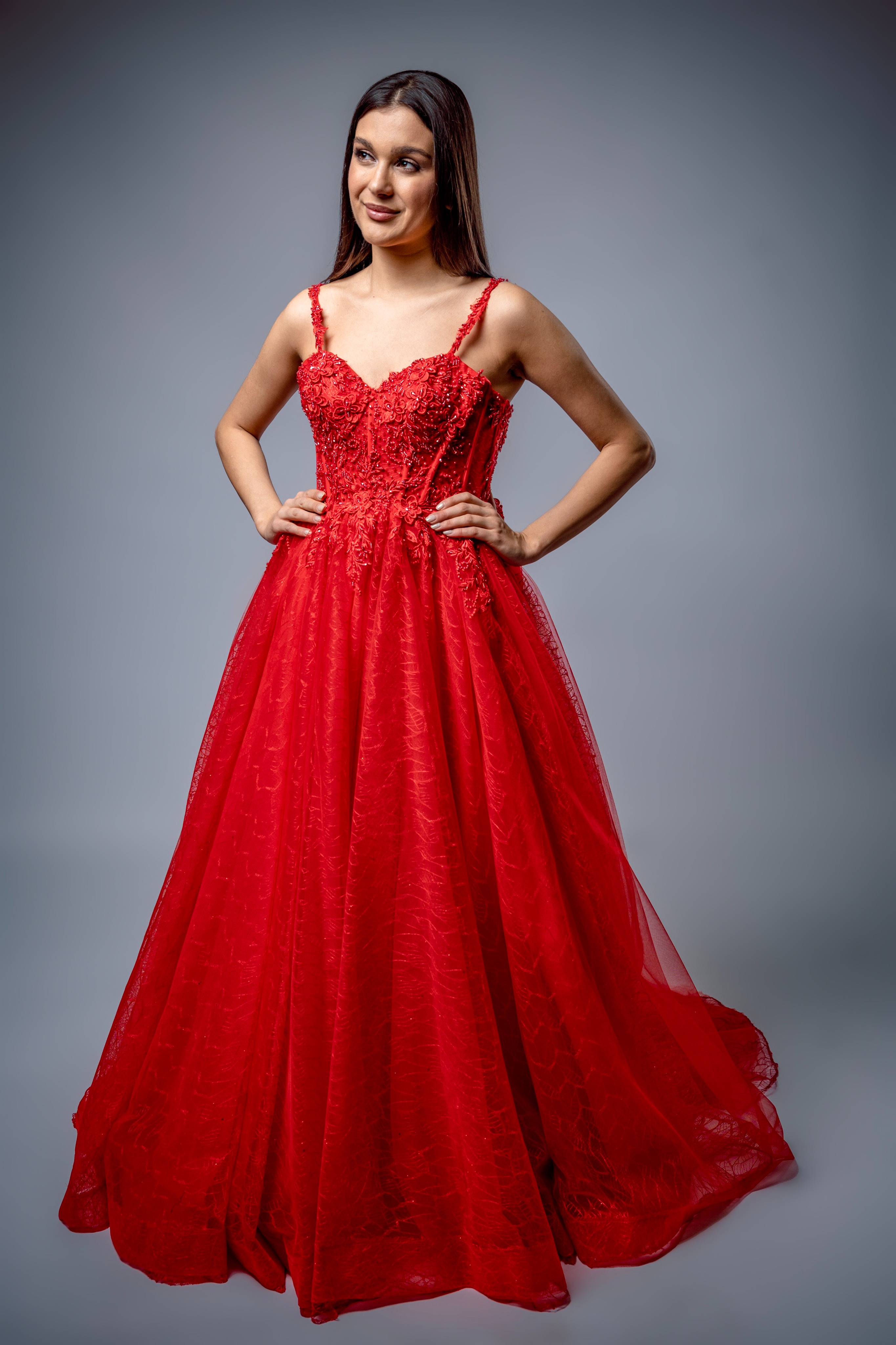 Obrázek ženy s dlouhými červenými společenskými šaty