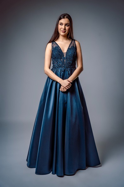 Obrázek ženy s dlouhými modrými společenskými šaty