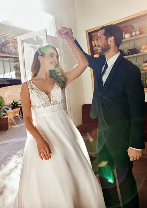 Obrázek ženy se svatebními šaty Twinkle z kolekce White One od Pronovias Group