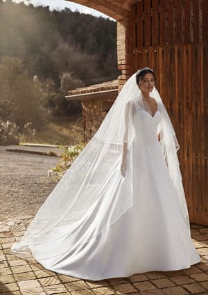 Obrázek ženy se svatebními šaty Ai z kolekce White One od Pronovias Group