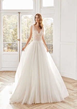 Obrázek ženy se svatebními šaty Novak od značky Aire Barcelona