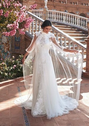 Obrázek ženy se svatebními šaty Montoya od značky Pronovias
