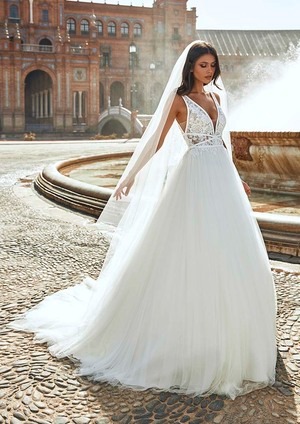 Obrázek ženy se svatebními šaty Marisol od značky Pronovias