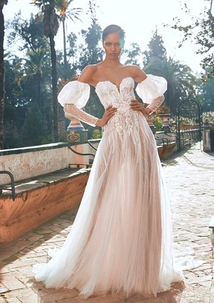 Obrázek ženy se svatebními šaty Mogra od značky Pronovias