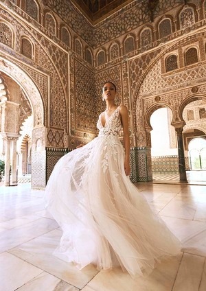 Obrázek ženy se svatebními šaty Siwa od značky Pronovias