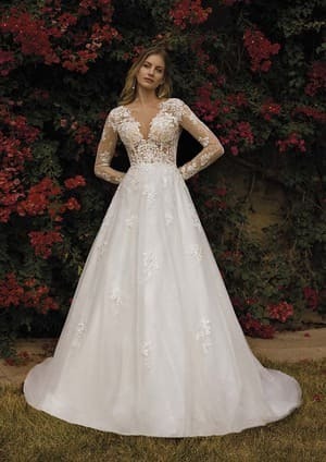 Obrázek ženy se svatebními šaty Suzi z nové kolekce White One 2024 od značky Pronovias Group