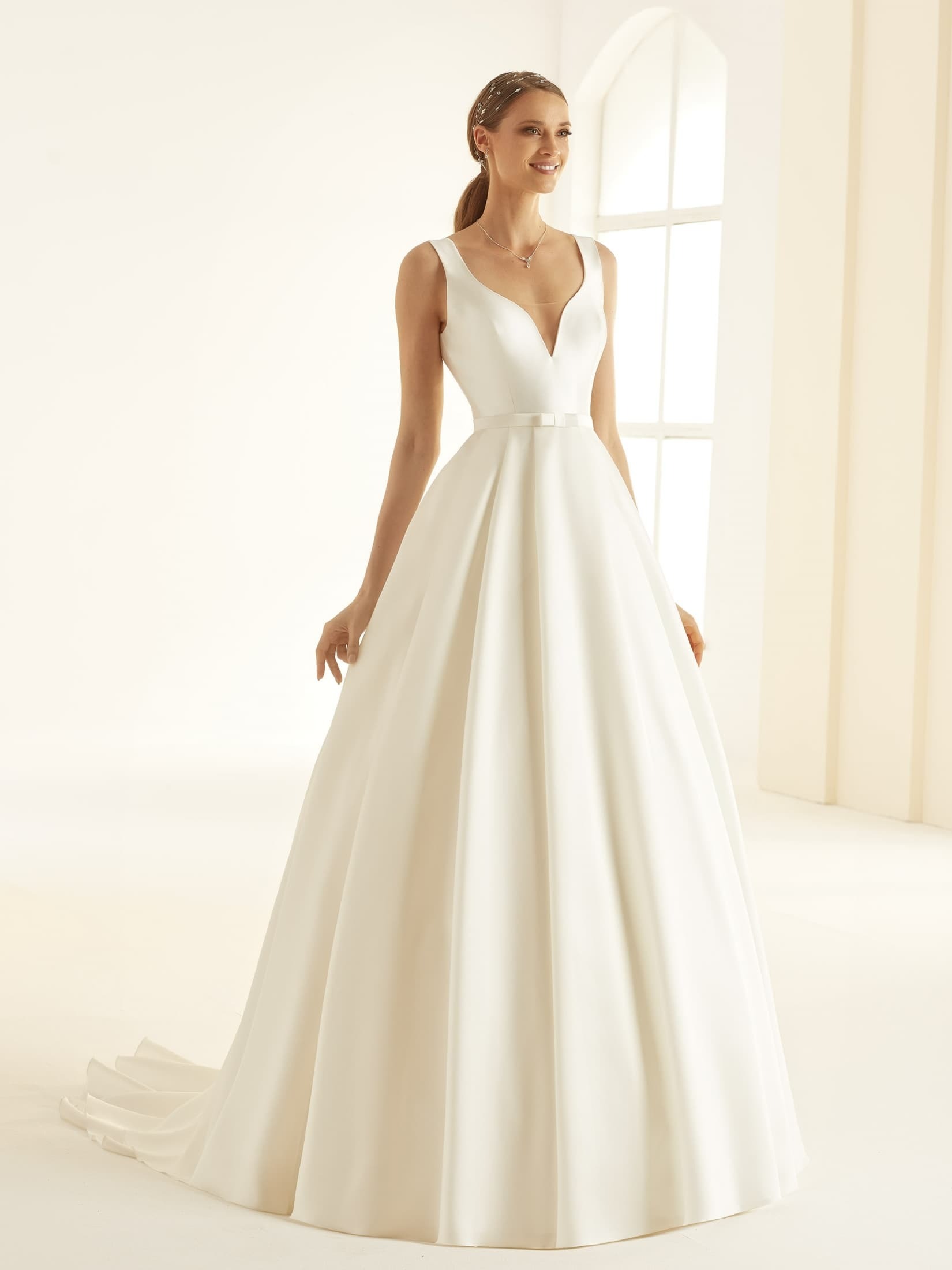 Obrázek ženy se svatebními šaty Jessica od značky Bianco Evento