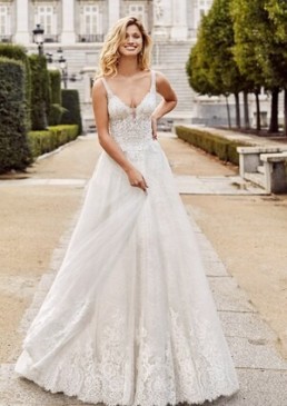 Obrázek ženy se svatebními šaty Noble od značky Aire Barcelona