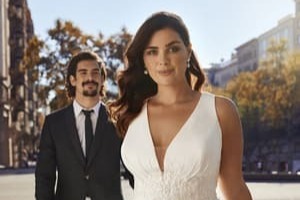 Obrázek ženy se svatebními šaty od značky Pronovias