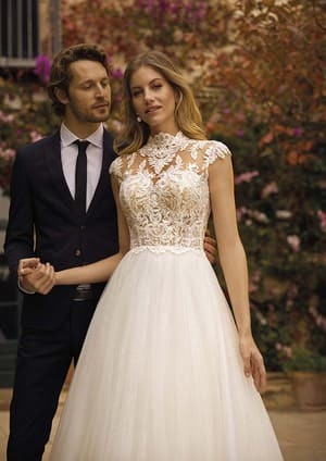 Obrázek ženy se svatebními šaty Spargo z nové kolekce White One 2024 od značky Pronovias Group