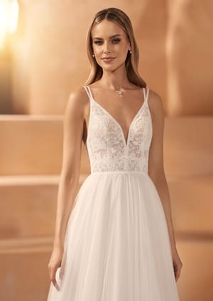 Obrázek ženy se svatebními šaty Martha z nové kolekce značky Bianco Evento