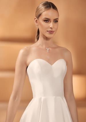 Obrázek ženy se svatebními šaty Olga z nové kolekce značky Bianco Evento