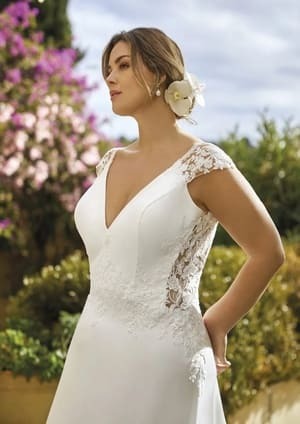 Obrázek ženy se svatebními šaty Hartman z nové kolekce White One 2024 od značky Pronovias Group