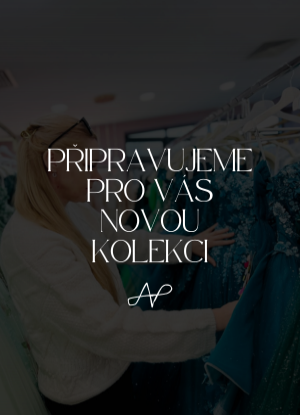 Obrázek ženy s dlouhými fialkovými společenskými šaty od značky Gino Cerruti