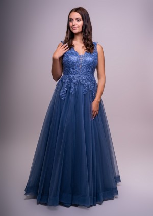 Obrázek ženy s magentovými společenskými šaty