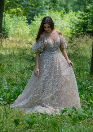 Obrázek ženy s dlouhými tmavě modrými společenskými šaty od značky Gino Cerruti