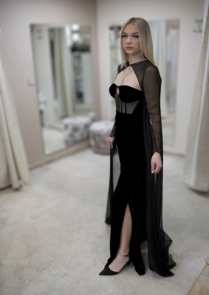 Obrázek ženy s dlouhými vínovými společenskými šaty od značky Gino Cerruti