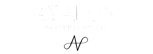 Obrázek ženy se svatebními šaty od značky Pronovias